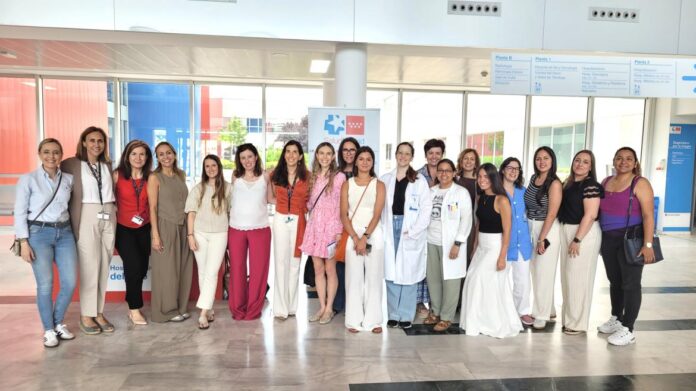 Estudiantes de Medicina, profesoras y directivas posan en la entrada de un hospital
