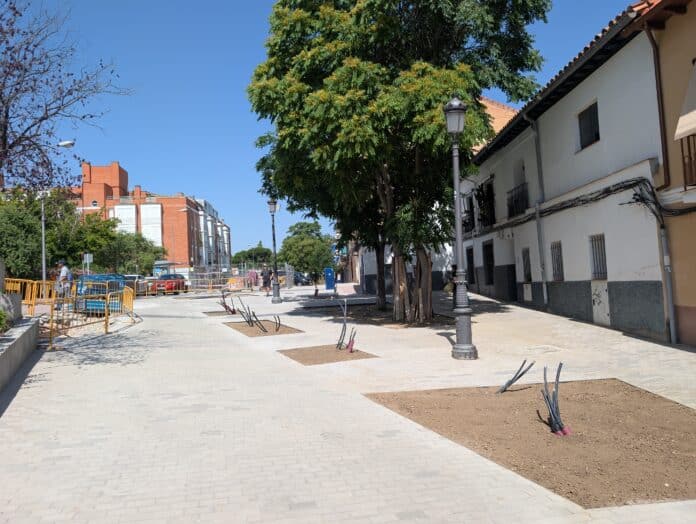 La delegada de Obras y Equipamientos, Paloma García Romero, junto al concejal de Hortaleza, David Pérez, visitan las obras de peatonalización del casco histórico del distrito