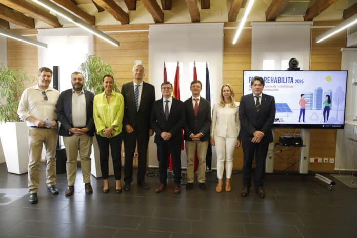 El delegado de Políticas de Vivienda, Álvaro González, acompañado de varios concejales de distrito del Ayuntamiento de Madrid, con el presidente del Colegio Oficial de Aparejadores y Arquitectos Técnicos de Madrid
