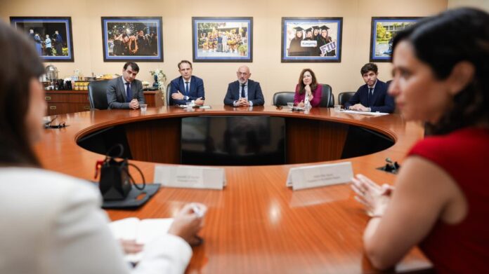Díaz Ayuso se reúne en Miami con la presidenta de la Florida International University