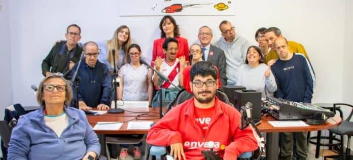 Grupo Viajes El Corte Inglés y Envera (Asociación de Empleados de Iberia Padres de Personas con Discapacidad) han firmado un acuerdo marco de colaboración para avanzar en la construcción de un turismo más accesible e inclusivo. Envera es una entidad sin ánimo de lucro fundada en 1977 por empleados de Iberia con hijos y familiares con discapacidad intelectual. Hoy es una organización abierta a toda la sociedad que atiende a más de 5.000 personas con discapacidad y a sus familias, acompañándolas durante todo su ciclo vital, desde la atención temprana hasta la vida adulta, a través de programas de formación, empleo, ocio, cultura, deporte y asistencia especializada en residencias y centros de día. Su labor, avalada por la Fundación Lealtad por su gestión ética y transparente, tiene como fin que todas ellas ocupen con dignidad su lugar en el mundo, la gran obra social de la compañía Iberia. La alianza con Grupo Viajes El Corte Inglés marca una hoja de ruta conjunta para desarrollar iniciativas que eliminen barreras en la atención, la planificación y el disfrute de los viajes. El objetivo es normalizar la presencia de las personas con requisitos especiales de accesibilidad ya sean permanentes o circunstanciales dentro de toda la cadena de valor turística. El acuerdo contempla acciones de formación y sensibilización para los equipos de venta, desarrollo de herramientas que faciliten la accesibilidad en la oferta y la incorporación de buenas prácticas que sitúen a las personas en el centro del diseño de la experiencia de viaje. La firma tuvo lugar en la sede central de Envera, donde los representantes de Grupo Viajes El Corte Inglés realizaron un recorrido por sus instalaciones bajo el lema “En el viaje de la vida, hay plazas para todos”. Visitaron el centro de atención temprana, los espacios de formación e inserción laboral, la residencia de adultos, el centro ocupacional y el taller de Radio Terrícola, donde los reporteros con discapacidad intelectual entrevistaron a María de Andrés, responsable de sostenibilidad del Grupo. Una vivencia que puso rostro y propósito real a la colaboración. Este acuerdo se une a otras medidas que Grupo Viajes El Corte Inglés ha puesto en marcha para mejorar la atención a los clientes con discapacidad. La compañía cuenta con una línea telefónica de atención preferente (91 324 72 52), dispone de agencias vacacionales especializadas en todos los territorios donde opera y ha formado a sus asesores personales de viajes. Como parte de esta apuesta, el próximo 26 de mayo se lanza una nueva campaña para visibilizar una amplia selección de viajes adaptados, ya disponibles en la web, que incluyen transporte, alojamiento y actividades accesibles en distintos destinos. Sobre Grupo Viajes El Corte Inglés  Grupo Viajes El Corte Inglés es una compañía líder en su sector que centra su actividad en el viaje vacacional, en el viaje corporativo y en la organización de eventos, incentivos y congresos. Diversificado en negocios y mercados, el Grupo apuesta por el desarrollo de propuestas de valor adaptadas a cada viajero, que cubren todos los segmentos: banco de camas, receptivo, holiday experiences, vacacional, corporativo y MICE.   El Grupo está presente en 10 países con una fuerte posición en España, Portugal, Italia, Francia y América, y es el único grupo emisor con presencia relevante en 10 países del continente americano. Cuenta con más de 1.500 agencias en España y 1.171 internacionales, entre propias y asociadas, con un total de más de 6.500 profesionales repartidos entre las distintas empresas que forman el Grupo: Viajes El Corte Inglés, Logitravel, Tourmundial,  Smytravel, Club de Vacaciones, Traveltool E-services, Utópica, Smyrooms, Muchosol, Entradas El Corte Inglés y Passengy. Grupo Viajes El Corte Inglés potencia un modelo de turismo para el desarrollo sostenible con una fuerte apuesta por las mejores prácticas en responsabilidad social, ambiental y de gobierno corporativo (ASG).