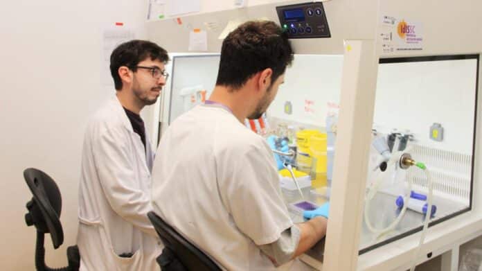 El coordinador, Jorge Bartolomé, en el laboratorio de la unidad de terapias experimentales