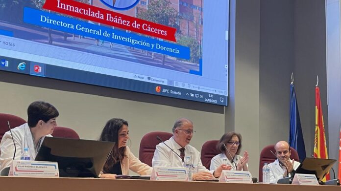 Mesa del salón de actos del Hospital Universitario Severo Ochoa con la Dirección gerencia