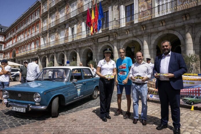 Carabante y Seguro reciben la placa de agradecimiento del Club Nacional SEAT 1430, 124 y 124 Sport 