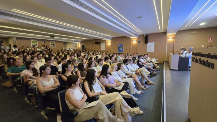 salón de actos lleno visto desde un lateral