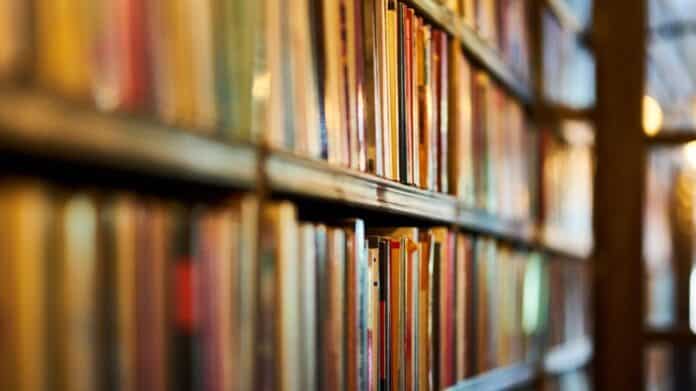 Estantería bibliotecaria repleta de libros