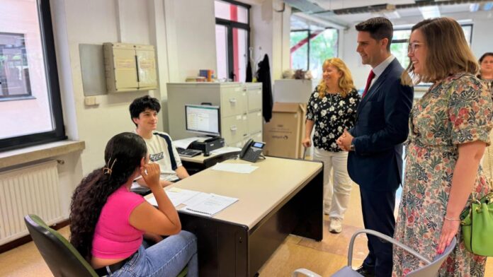 El consejero Emilio Viciana durante su visita a alumnos que hacen prácticas de FP en organismos del Gobierno regional