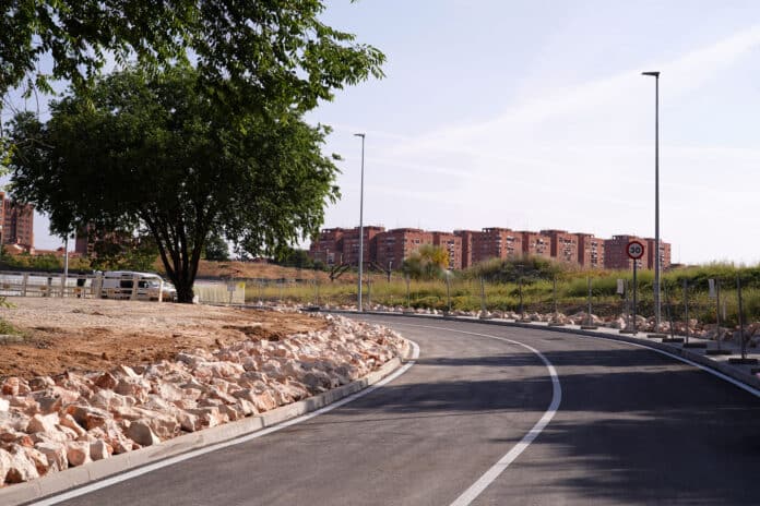 Visita a la recta final de las obras de conexión peatonal de Entrevías con el polígono de Vallecas