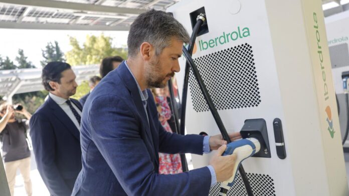 El consejero Miguel Ángel García Martín en la segunda electrolinera en la región
