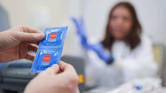 La Comunidad de Madrid multiplica por diez las mesas informativas para prevenir infecciones de transmisión sexual en el Orgullo 2025