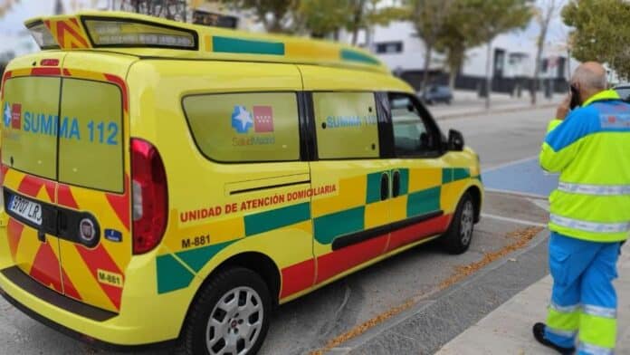 Imagen de una UAD de SUMMA 112 con un Técnico en Emergencias Sanitarias 