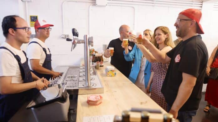 La consejera Ana Dávila durante su visita a la fábrica de la cerveza Capaz