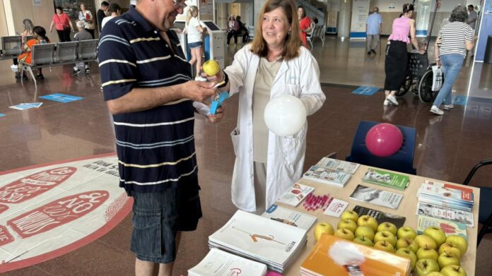 Un fumador entrega un cigarrillo a cambio de una manzana en el Hospital Universitario Infanta Cristina