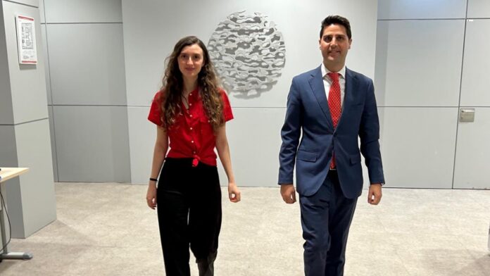 El consejero Emilio Viciana durante la reunión con uno de los alumnos que ha obtenido la nota más alta en la PAU