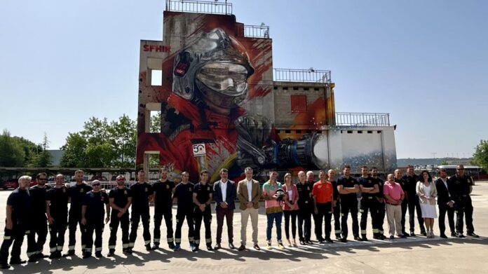 El consejero Carlos Novillo durante el descubrimiento del mural 