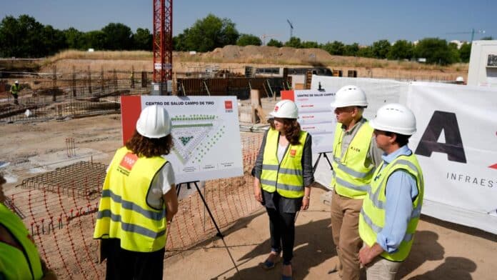 La consejera Fátima Matute durante su visita en Leganés a las obras del nuevo Centro de Salud Campo de Tiro