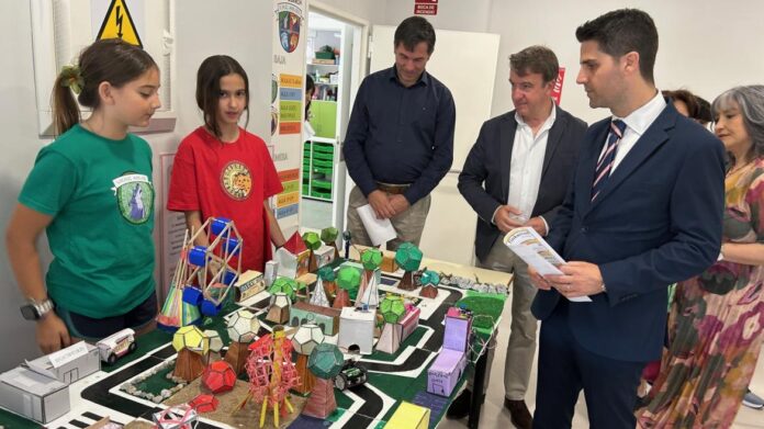 El consejero Emilio Viciana durante su visita al CEIP Carmen Hernández Guarch