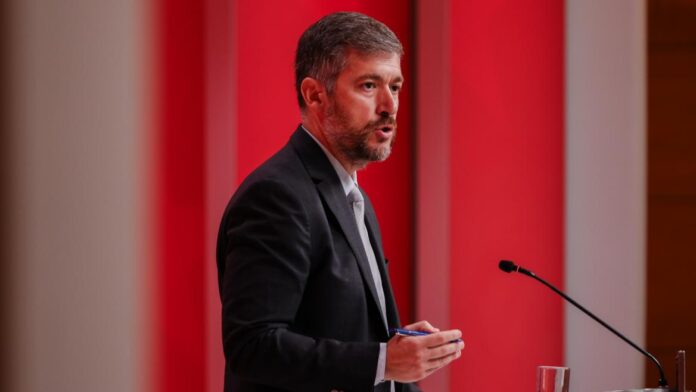 El portavoz Miguel Ángel García Martín atiende a los medios de comunicación desde la Real Casa de Correos