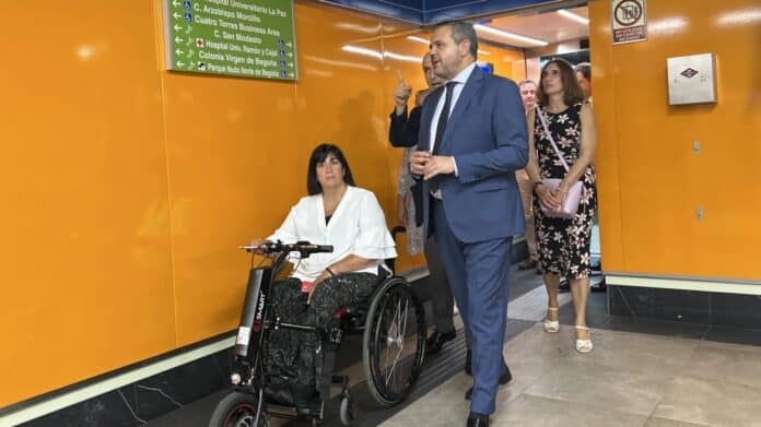 El consejero Jorge Rodrigo durante su visita a la estación de Metro de Begoña