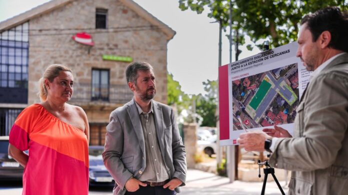 El consejero Miguel Ángel García Martín durante su visita en Torrelodones a la construcción de un aparcamiento disuasorio