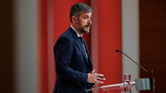 El portavoz Miguel Ángel García Martín atiende a los medios en la Real Casa de Correos