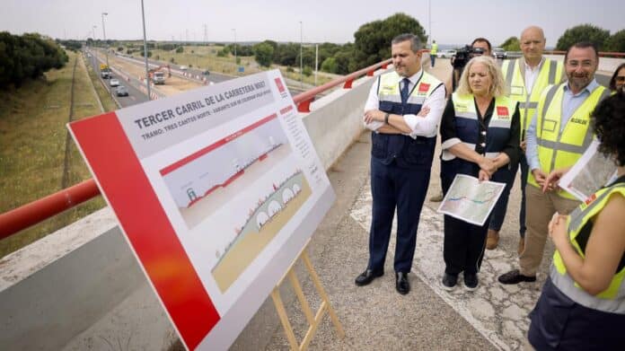 El consejero Jorge Rodrigo durante su visita a las obras del tercer carril en la carretera M 607