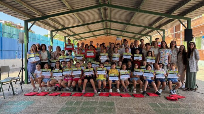La consejera Fátima Matute durante la entrega de los premios Desayunos Saludables en el CEIP Ramón Carande de Torrejón de Ardoz