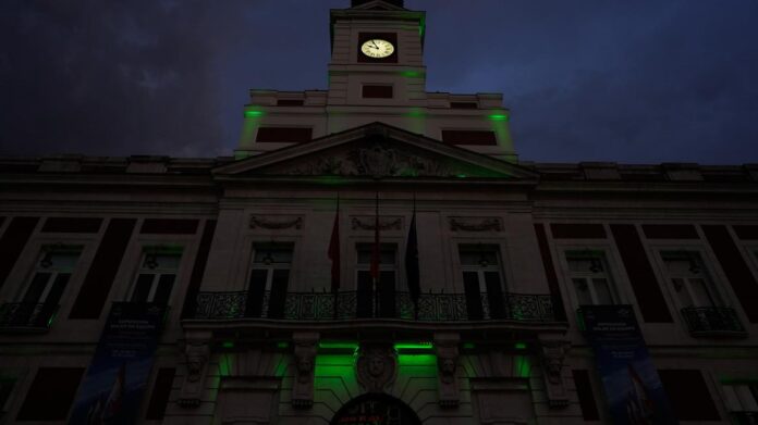 Imagen de cabecera #0 de la página de "La Comunidad de Madrid ilumina de verde la fachada de la Real Casa de Correos por el Día Mundial de la ELA"