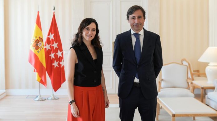 La presidenta Isabel Díaz Ayuso durante su reunión con el presidente de Microsoft España Paco Salcedo