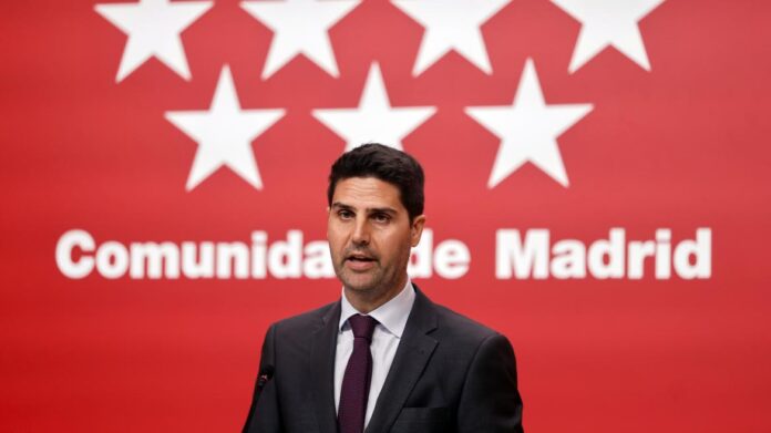 El consejero Emilio Viciana atiende a los medios de comunicación desde la Real Casa de Correos