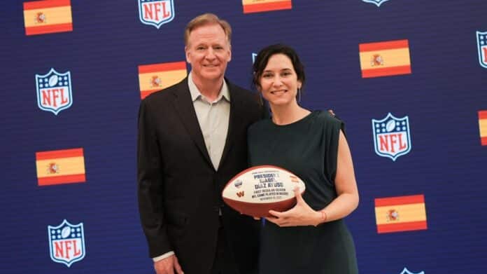 La presidenta Isabel Díaz Ayuso durante la reunión con directivos de la National Football League