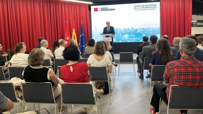 El consejero Miguel López-Valverde durante la reunión del Pleno del Comité de Seguridad de la Información regional