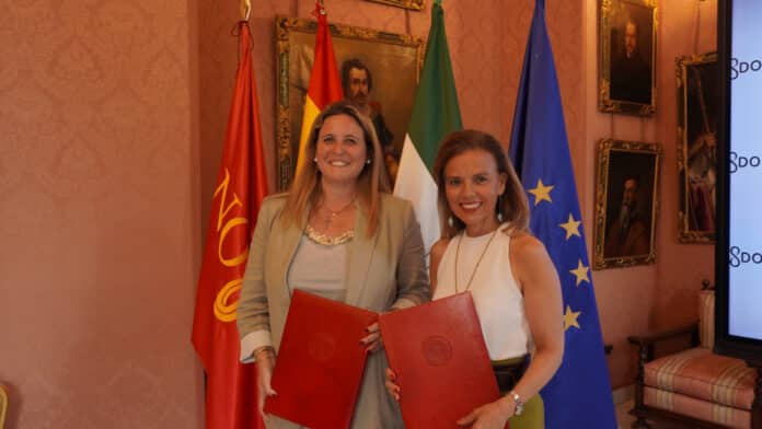 La concejala delegada de Turismo, Almudena Maíllo, y la delegada de Turismo de Sevilla, Angie Moreno, durante la firma del convenio de colaboración turística