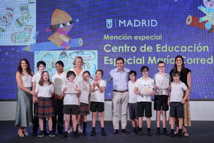 Entrega de premios del concurso escolar de dibujo para el diseño de iluminación navideña
