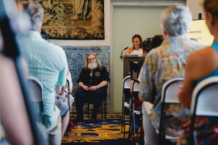 La concejala delegada de Turismo, Almudena Maíllo, y el músico y compositor Gustavo Santaolalla, en la presentación de la ruta 