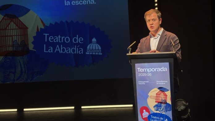 El viceconsejero Luis Martín Izquierdo en la presentación de la temporada 2025 26 del Teatro de La Abadía