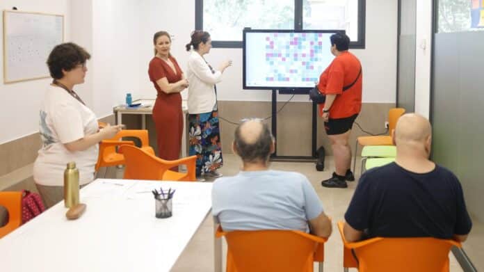 La consejera Ana Dávila durante su visita al nuevo Centro público de Rehabilitación Psicosocial en San Blas Canillejas