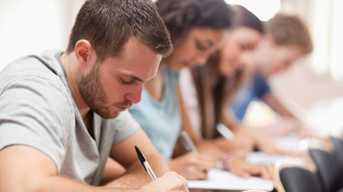 Unos jóvenes durante una clase