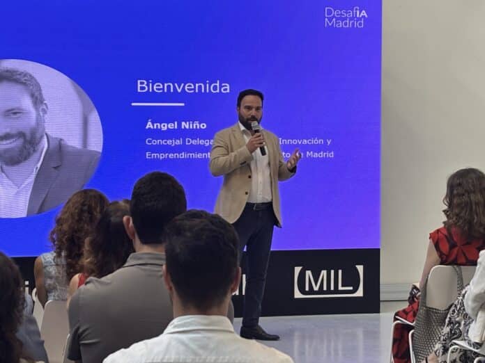 El concejal delegado de Innovación y Emprendimiento, Ángel Niño, durante el anuncio de las ocho startups seleccionadas en el programa DesafIA Madrid