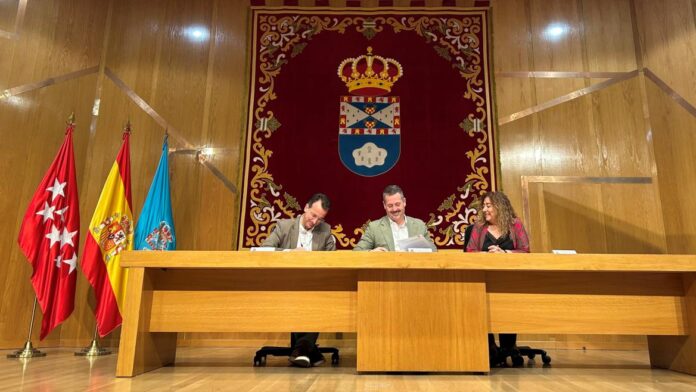 El consejero Mariano de Paco Serrano durante su visita en Leganés a la Parroquia de San Salvador