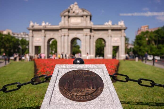 Acto de descubrimiento de la placa Europa Nostra en reconocimiento a la restauración de la Puerta de Alcalá