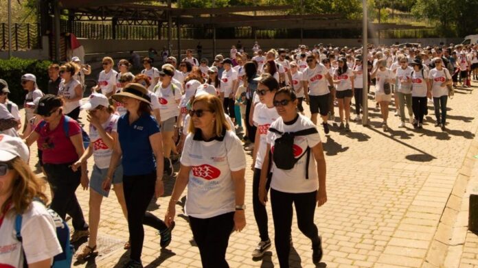 Profesionales y pacientes caminan juntos en el recorrido por el parque