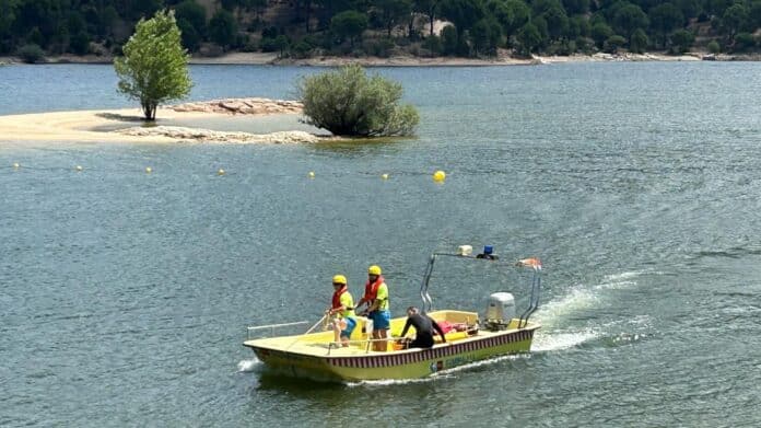Técnicos de Emergencias Sanitarias del SUMMA 112 en una de las embracaciones del dispositivoi