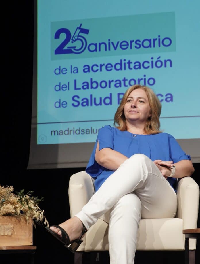 La vicealcaldesa, Inma Sanz, durante la inauguración de la jornada que celebra el 25º aniversario de la acreditación concedida al Laboratorio de Salud Pública de Madrid Salud