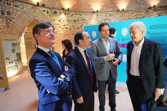 El delegado de Urbanismo, Medio Ambiente y Movilidad, Borja Carabante, acompañado por el concejal delegado de Limpieza y Zonas Verdes, José Antonio Martínez Páramo, en la inauguración de la exposición 