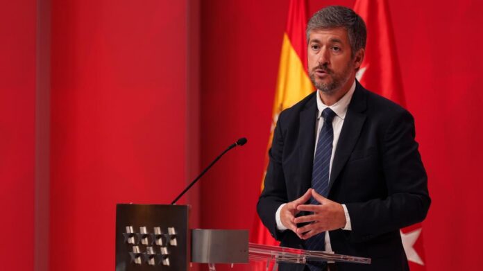 El portavoz Miguel Ángel García Martín atiende a los medios de comunicación desde la Real Casa de Correos
