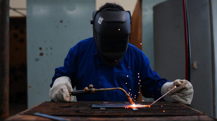 Hombre trabajando en una fábrica