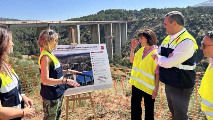 El consejero Jorge Rodrigo durante su visita a las obras de rehabilitación del viaducto sobre el río Cofio