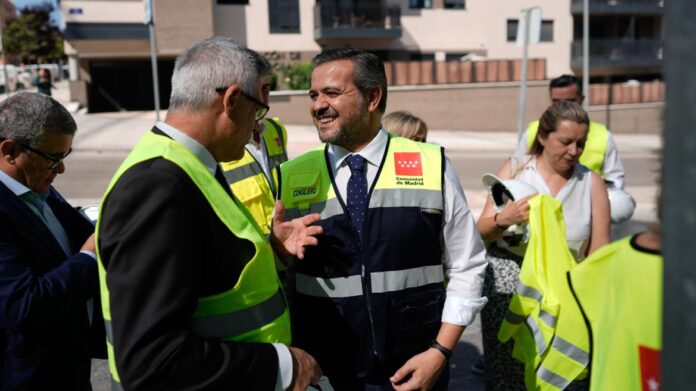 El consejero Jorge Rodrigo durante su visita en Arganda del Rey a la construcción de nuevas viviendas del Plan Vive