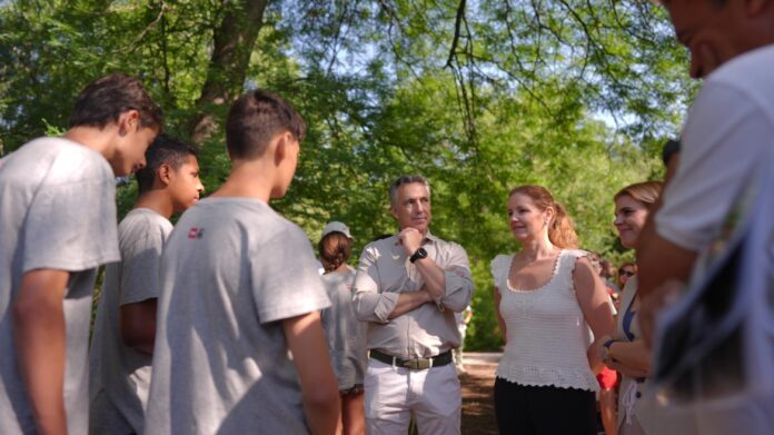 Los consejeros Carlos Novillo y Ana Dávila durante su visita al Campamento Modo Avión